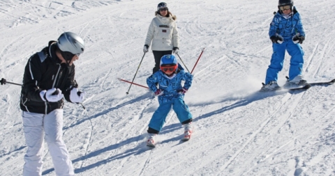  Con cautela, reabren los centros de esquí para residentes
